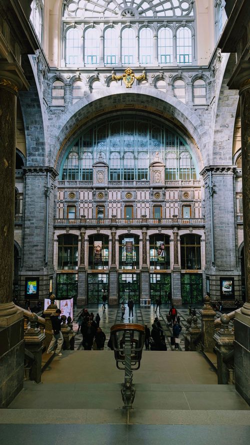 Free Majestic view of a grand train station interior with arched ceilings and intricate architecture. Stock Photo