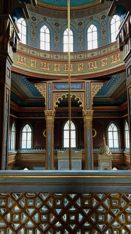 Free A beautifully detailed mosque interior showcasing intricate design elements and symmetrical architecture. Stock Photo