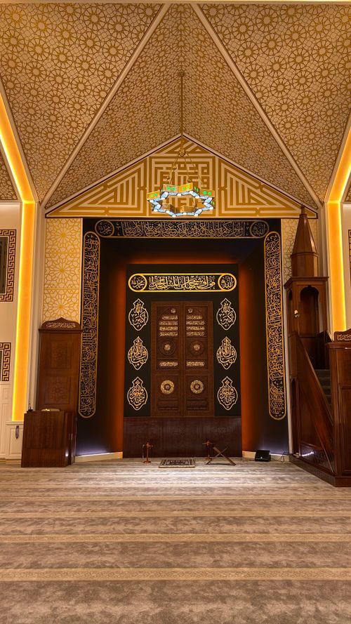 Free Exquisite Islamic architecture with intricate geometric patterns in a mosque interior. Stock Photo
