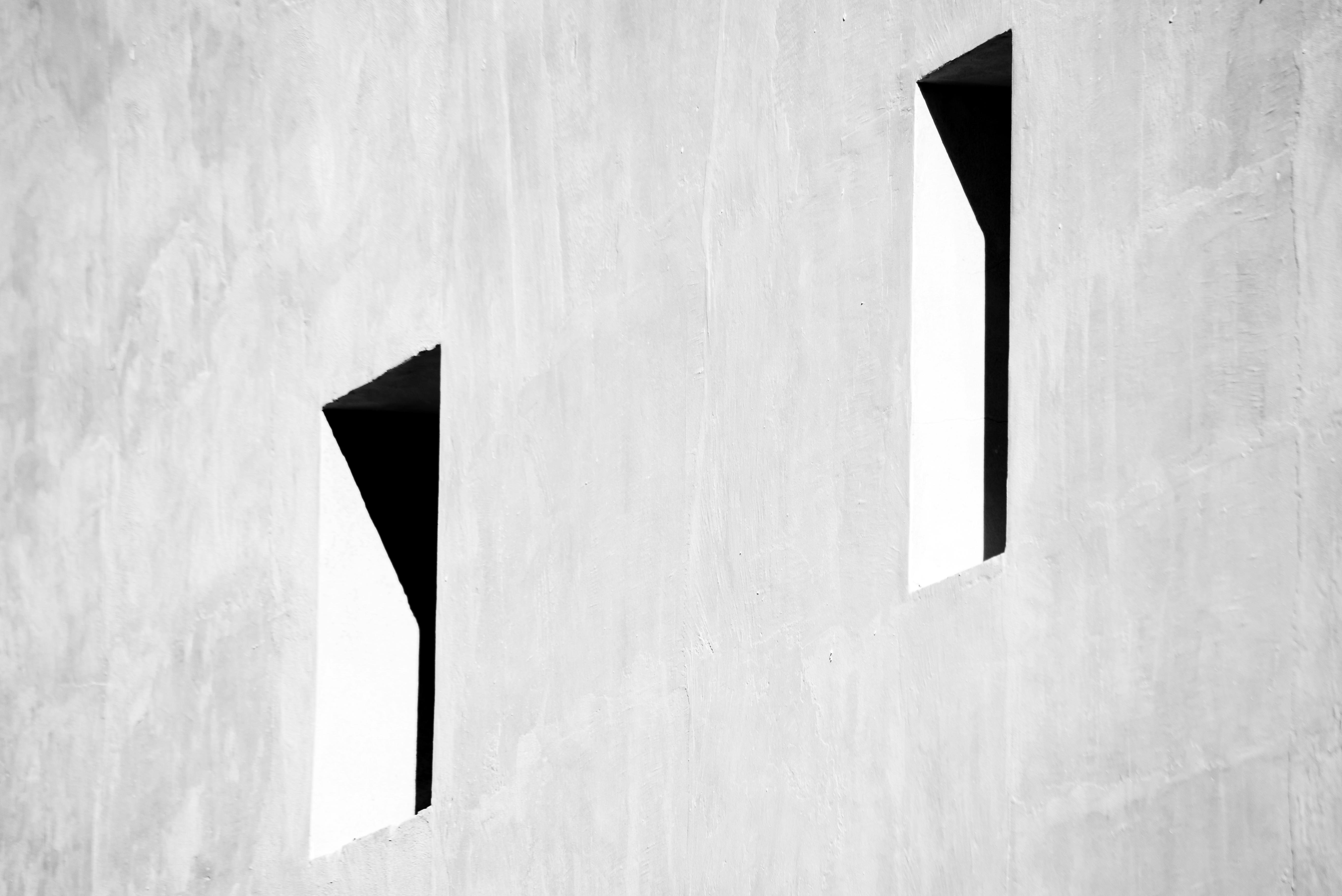 Безкоштовне Мінімалістичне чорно-біле фото геометричних архітектурних вікон у Буенос-Айресі. стокове фото