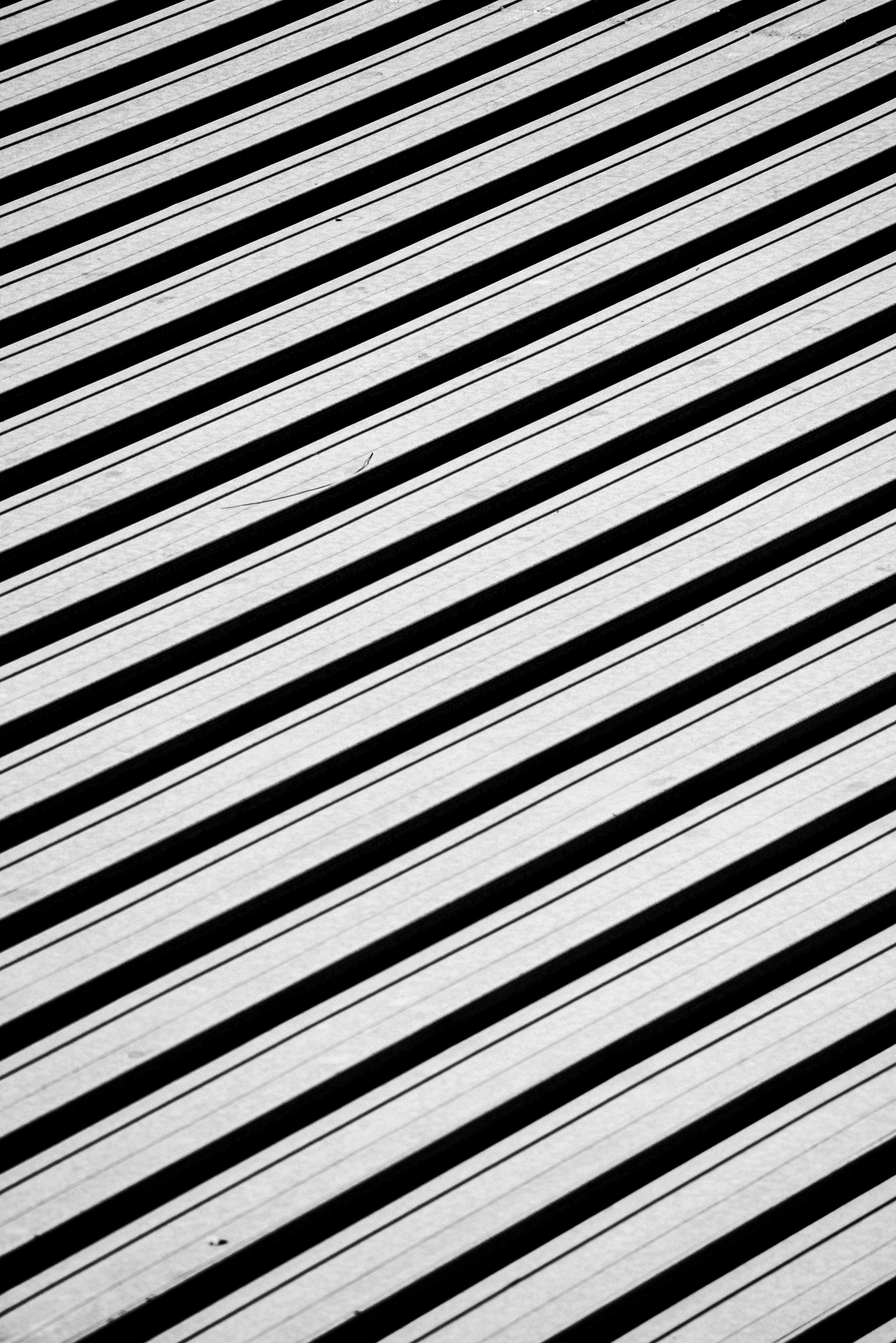 grátis Padrão abstrato monocromático com linhas diagonais criando um impacto visual ousado. Foto profissional