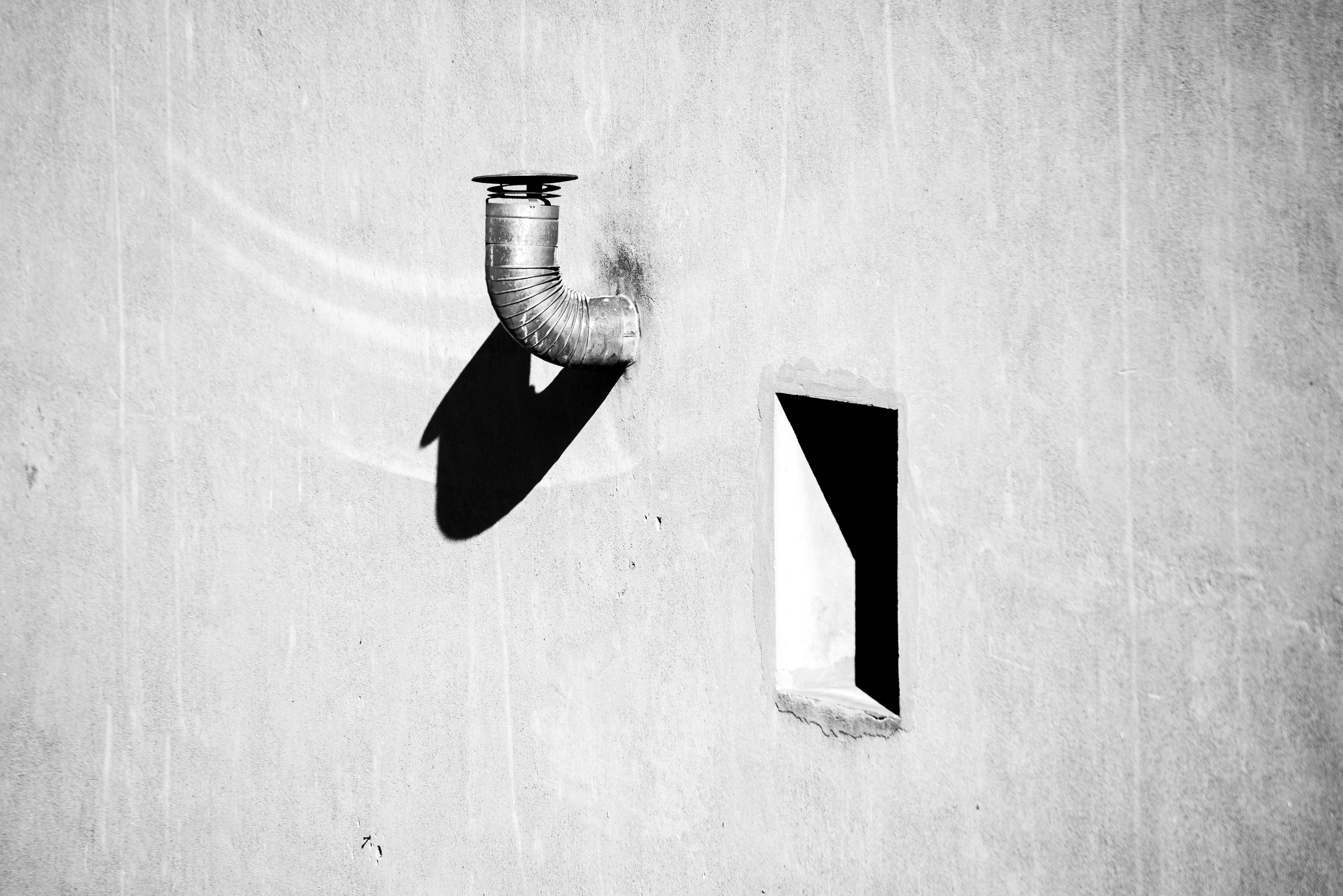 Kostnadsfria Minimalistiskt svartvitt foto av stadsarkitekturdetaljer med skuggspel i Buenos Aires. Stock foto