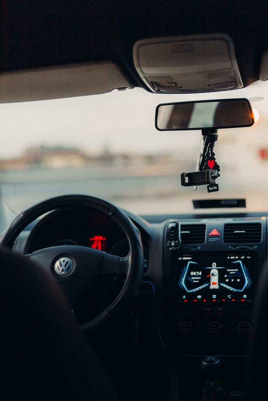 Vue de l'intérieur d'une voiture se concentrant sur le tableau de bord et le rétroviseur. - illustration