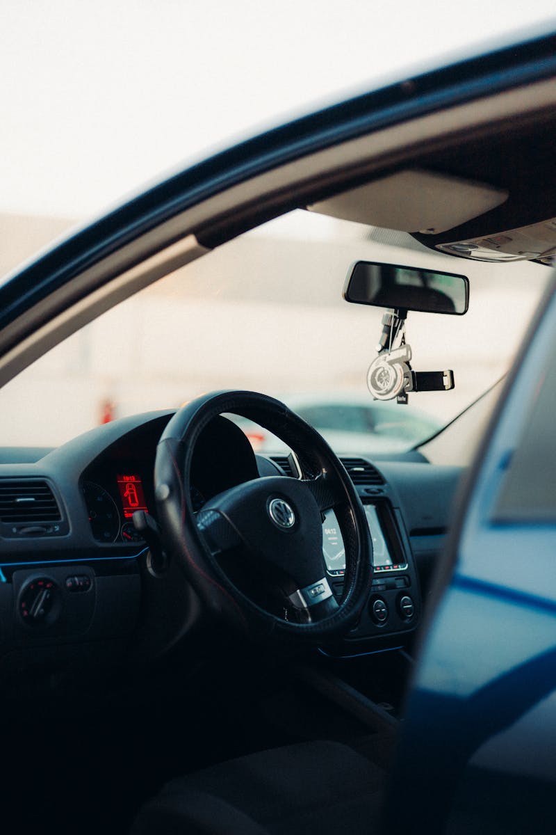 Interior mobil dengan setir yang dilengkapi penutup airbag sebagai fitur keselamatan pasif wajib