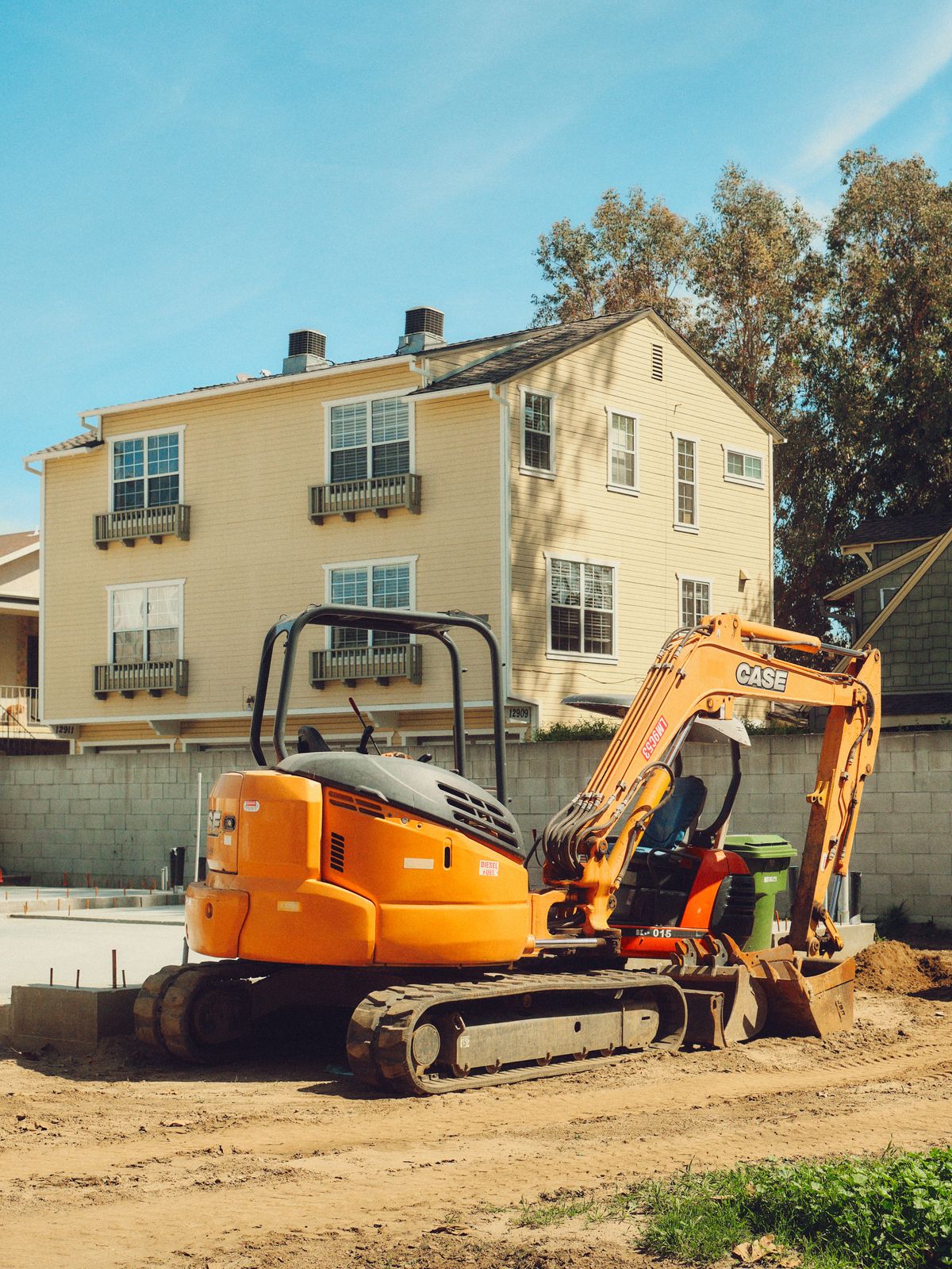 Excavatrice sur un chantier de terrassement pour une maison individuelle