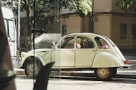 一辆经典古董车停在城市街道上，营造出怀旧的氛围