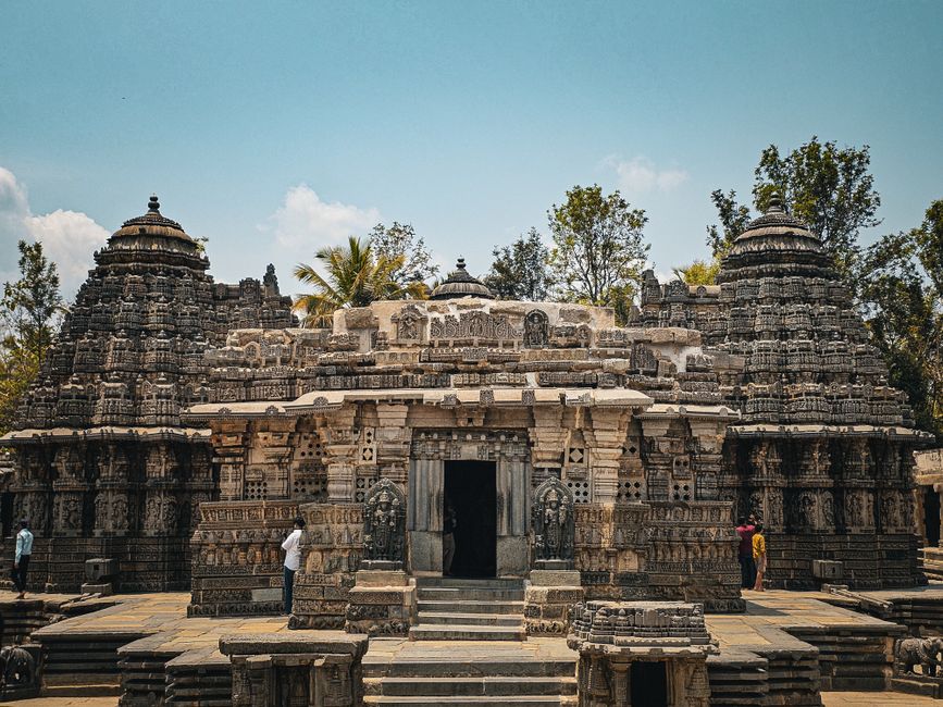 Mengunjungi Kuil-Kuil Hindu yang Megah Mengunjungi Kuil-Kuil Hindu yang Megah