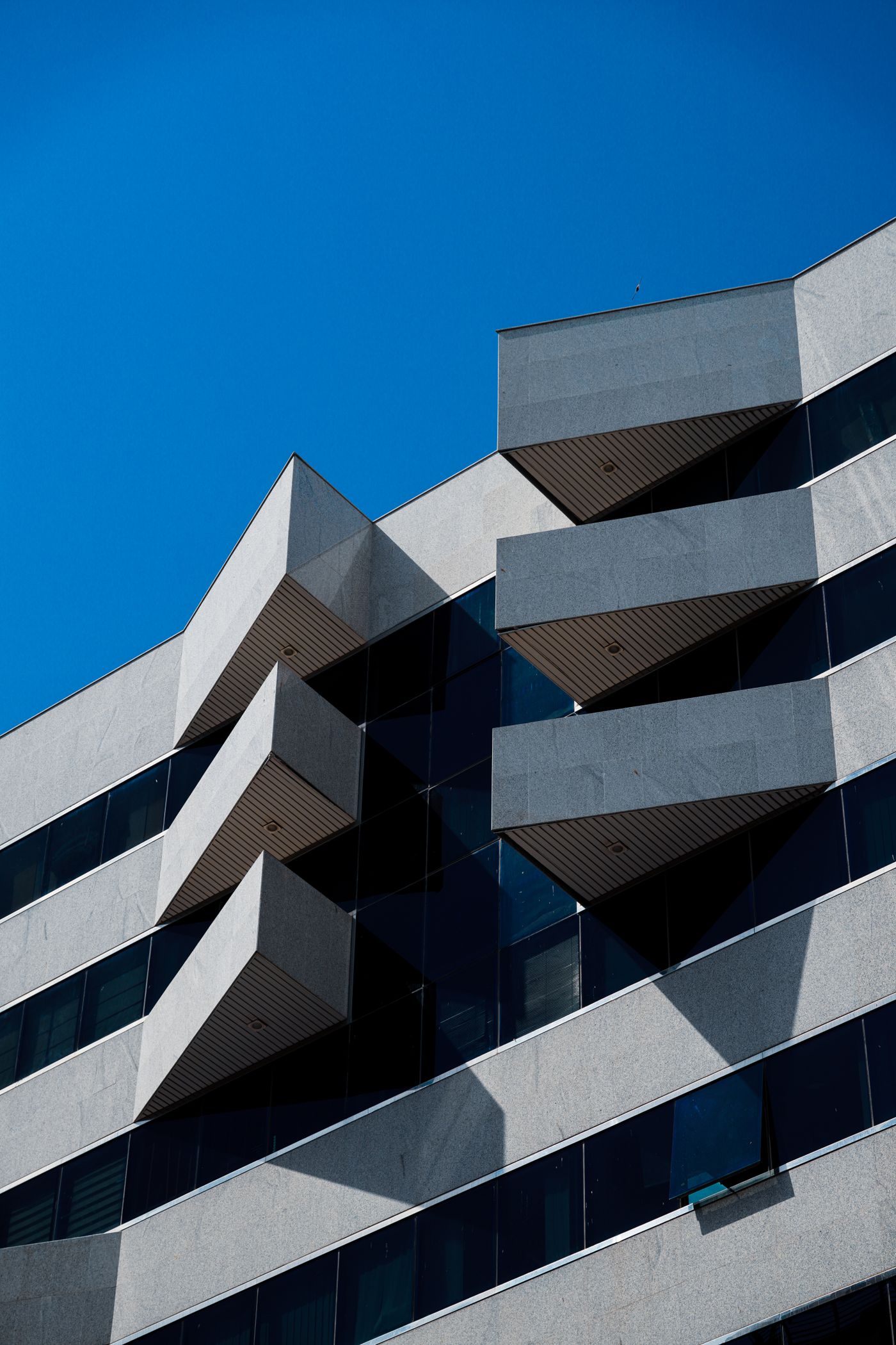 عمارة حديثة بتكوينات هندسية في دبي
