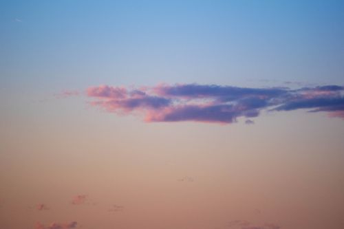 Free Serene pastel sky at sunset with soft clouds creating a calming atmosphere. Stock Photo