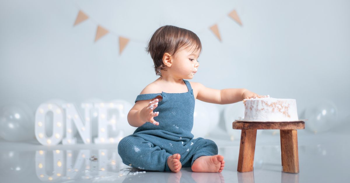 Rüyada Amcayla Uzlaşmaya Varmak - Rüya Tabiri ve Anlamı - A cute baby celebrates their first birthday with a cake smash in a pastel-themed setup.
