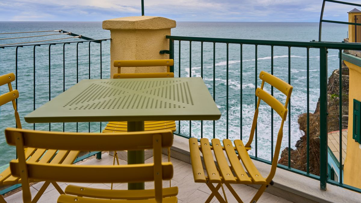 Terraço exterior com vista para o mar, preparado para a época de verão Terraço exterior com vista para o mar, preparado para a época de verão