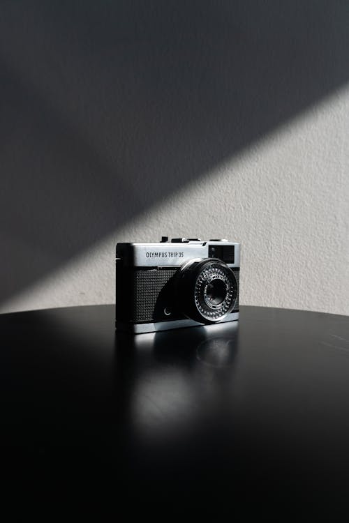 Free Grey and Black Camera Stock Photo