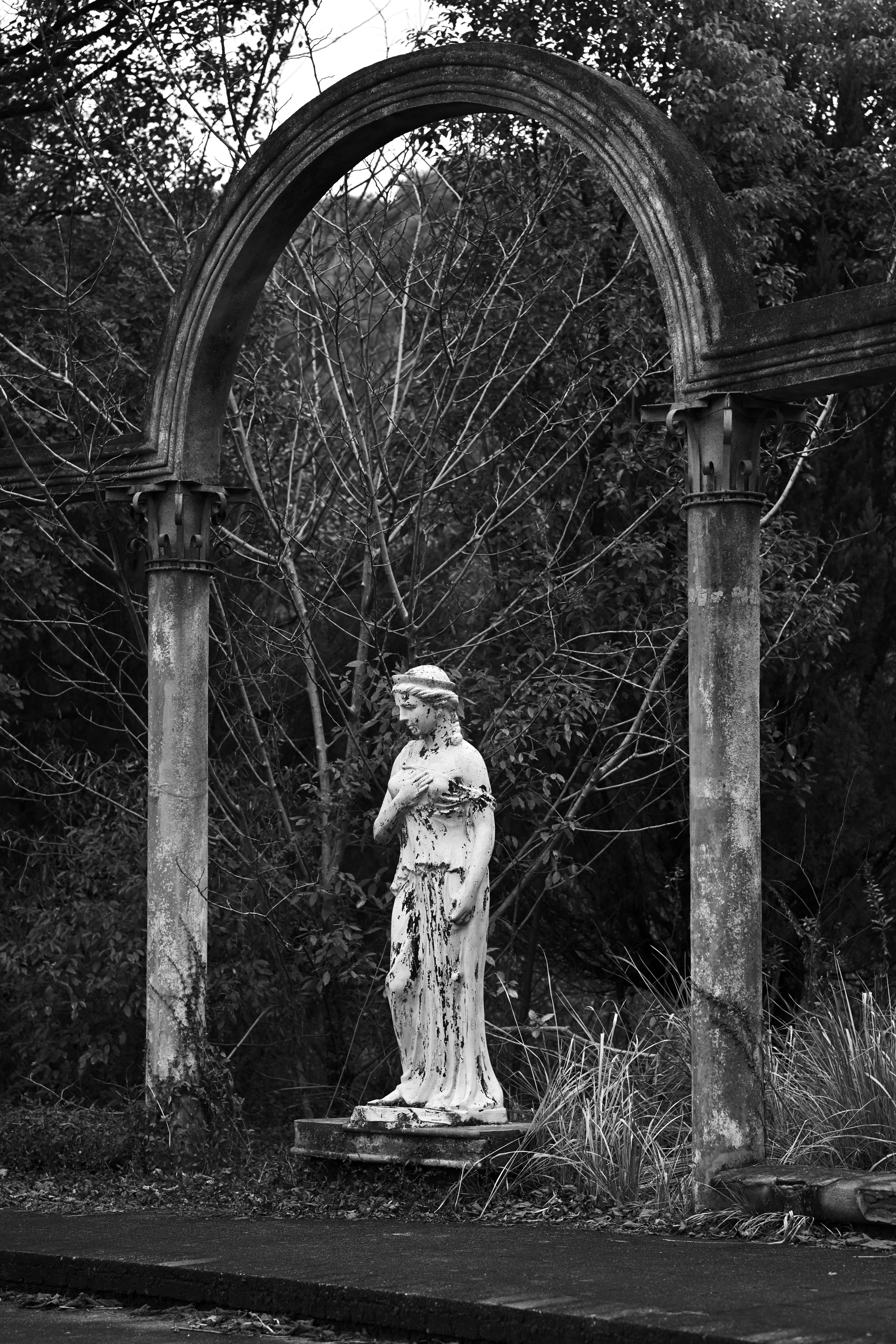 Elegant Stone Statue in a Classical Garden Setting · Free Stock Photo