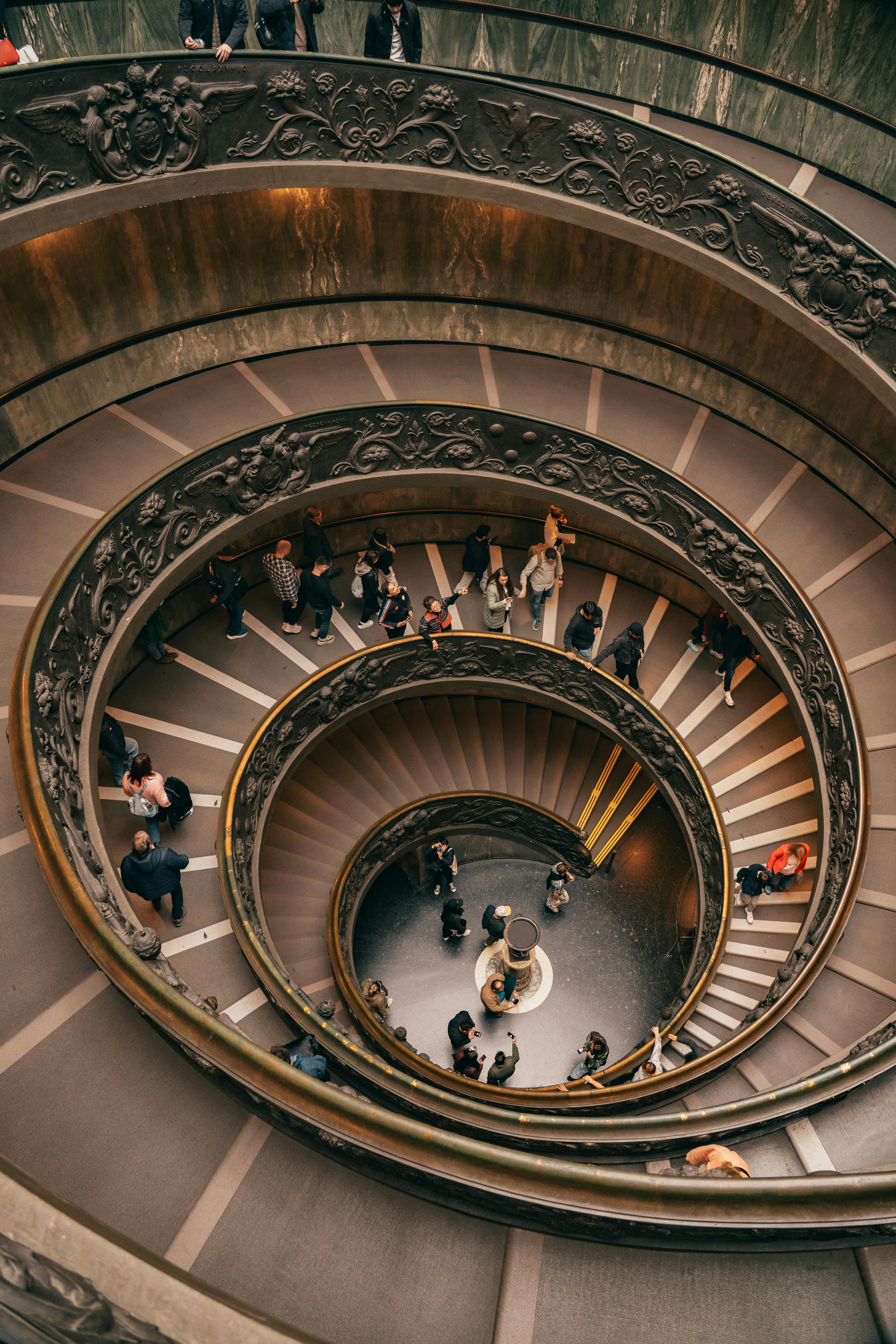 бесплатная Вид с воздуха на знаменитую винтовую лестницу Ватикана, заполненную туристами. Стоковое фото