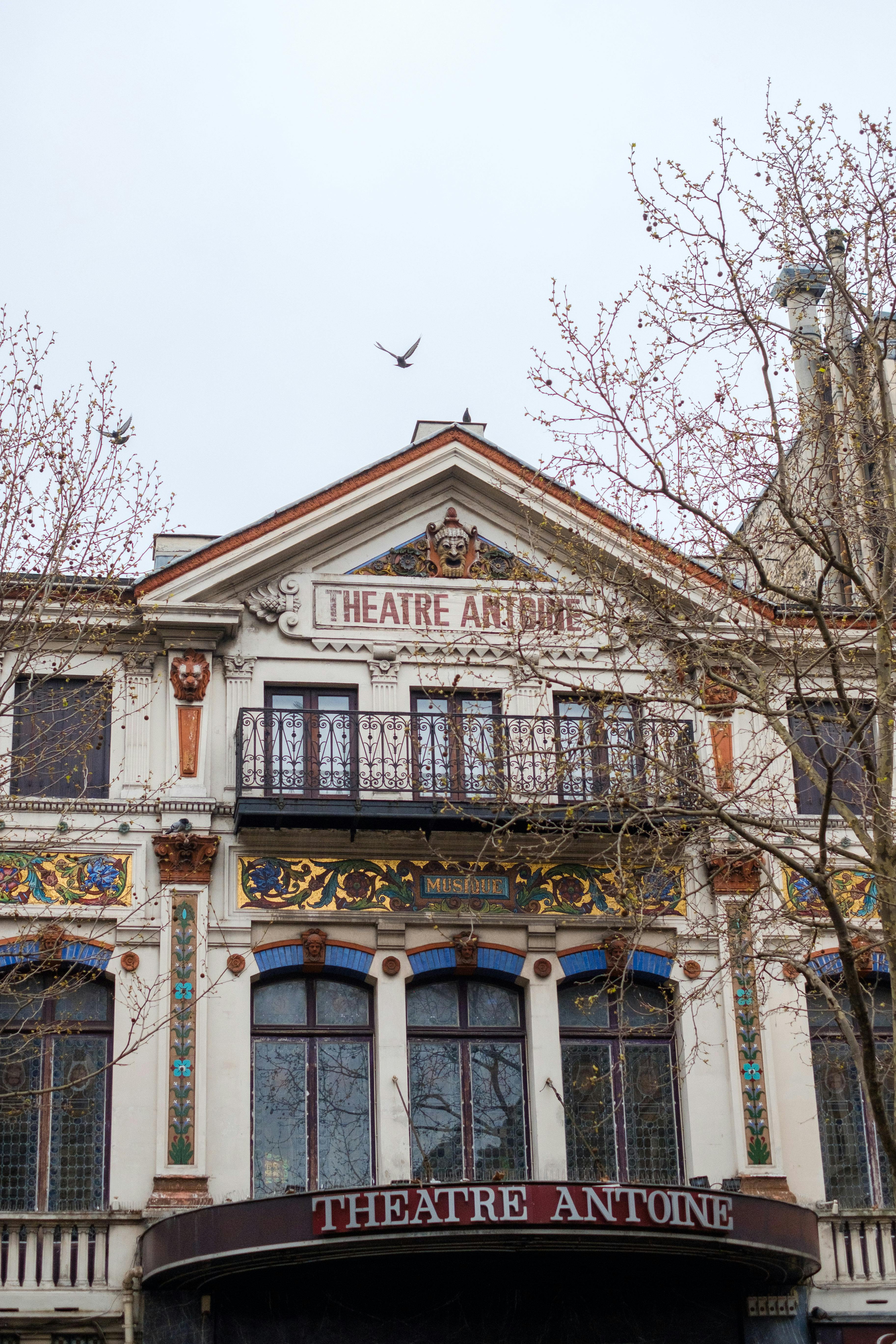 Bezpłatne Elegancka fasada Théâtre Antoine w Paryżu z klasycznymi detalami architektonicznymi. Zdjęcie z galerii