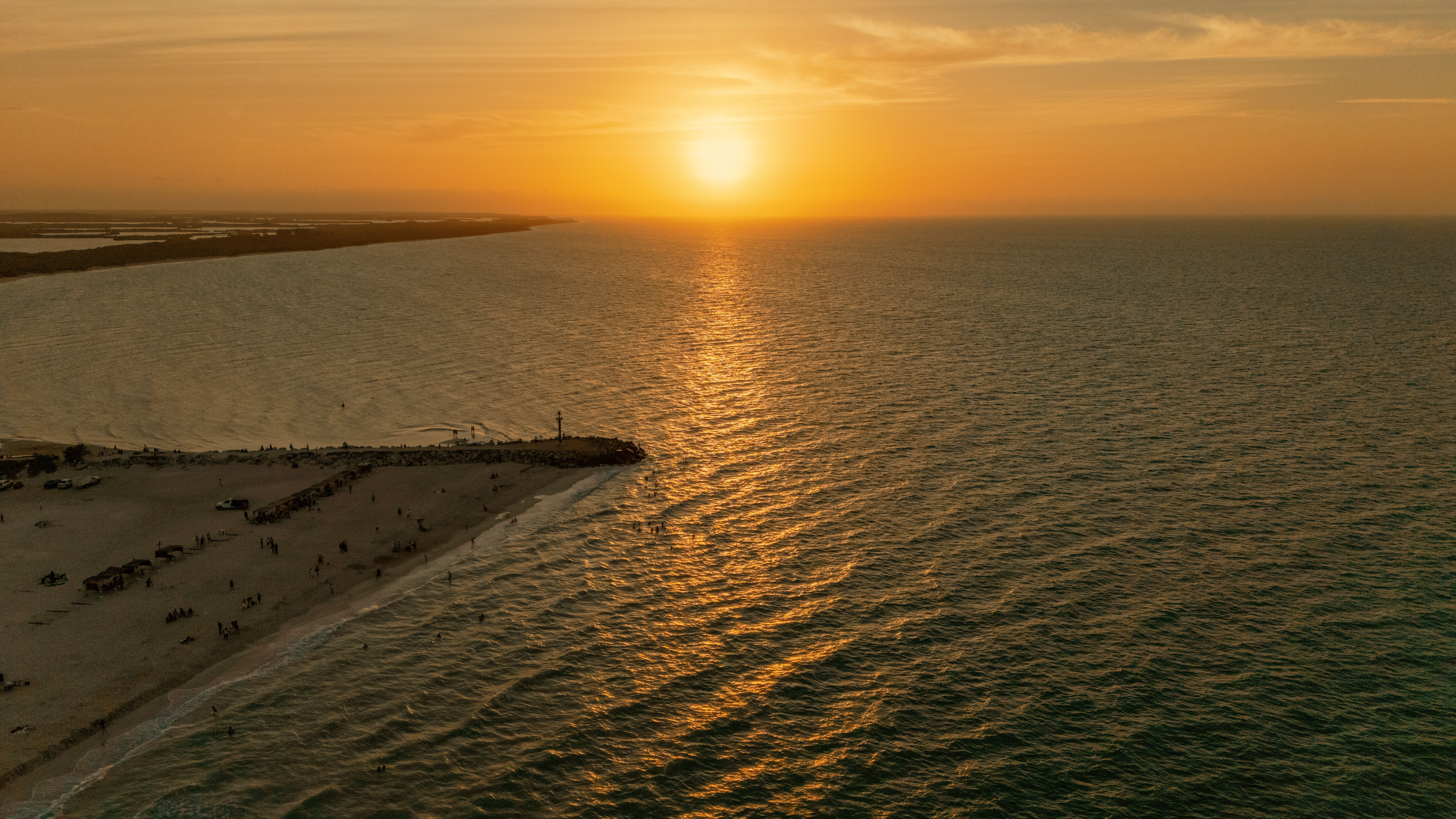 Serene Sunset Over Ocean and Beachfront · Free Stock Photo