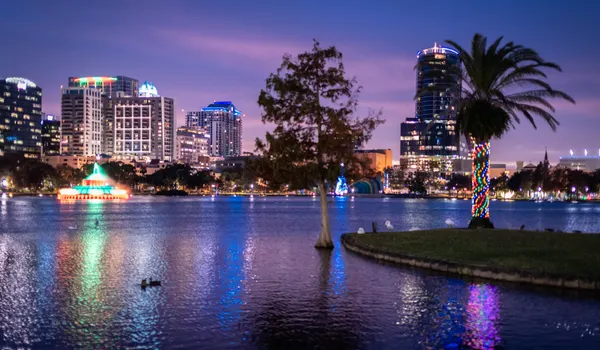 Les tours d'Orlando reflétées dans le lac Eola au crépuscule