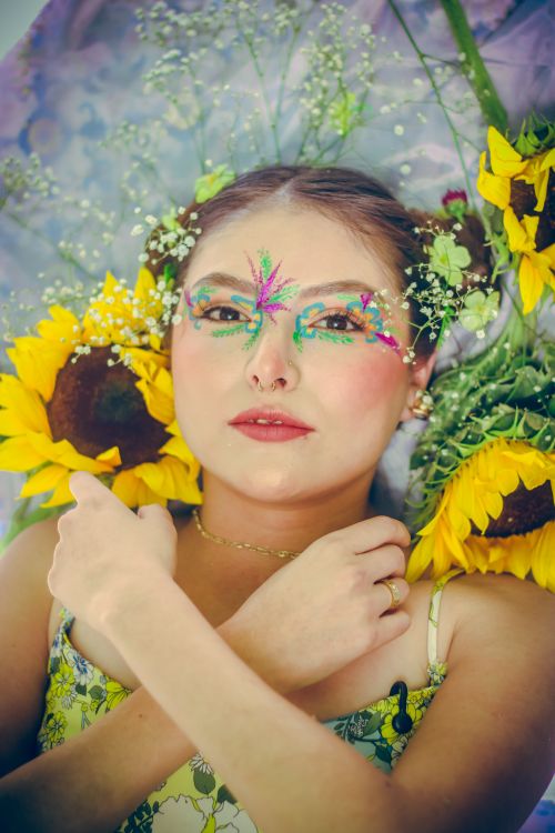Free Vibrant artistic makeup with sunflowers in an outdoor setting, perfect for summer inspiration. Stock Photo
