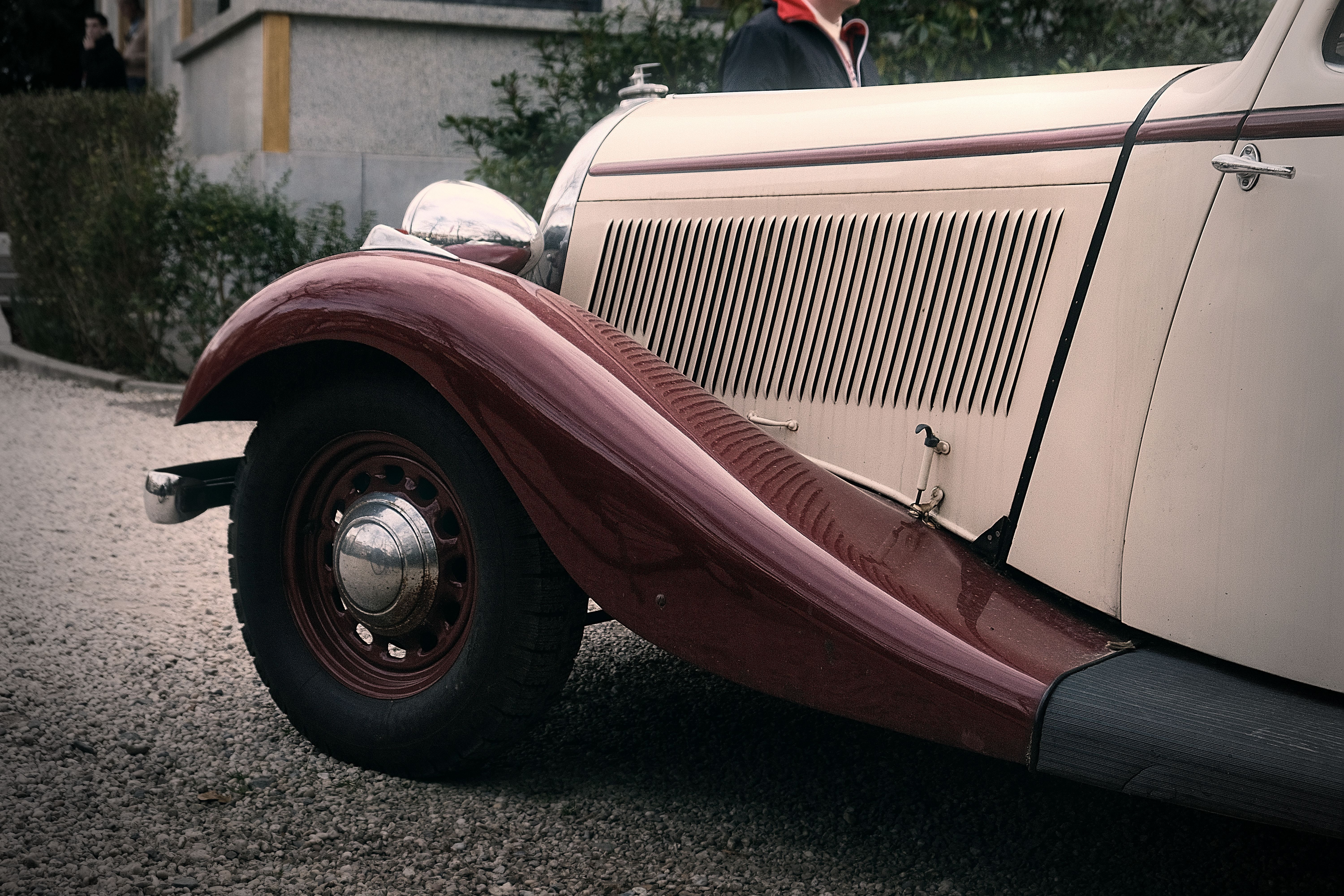 Classic 1930s Luxury Car in Vintage Setting · Free Stock Photo