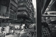 香港繁忙街道的城市景观以黑白呈现，其中包含了繁华的现代建筑和熙攘的人群