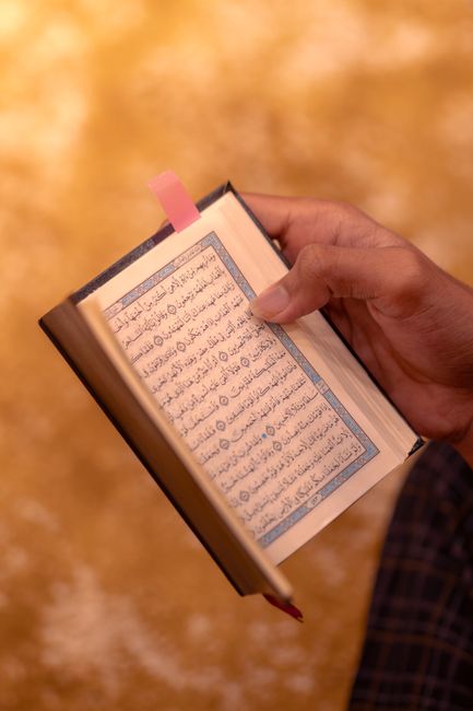 <b>Signifikansi Warna Kuning dalam Al-Qur'an dan Budaya</b> <b>Signifikansi Warna Kuning dalam Al-Qur'an dan Budaya</b>