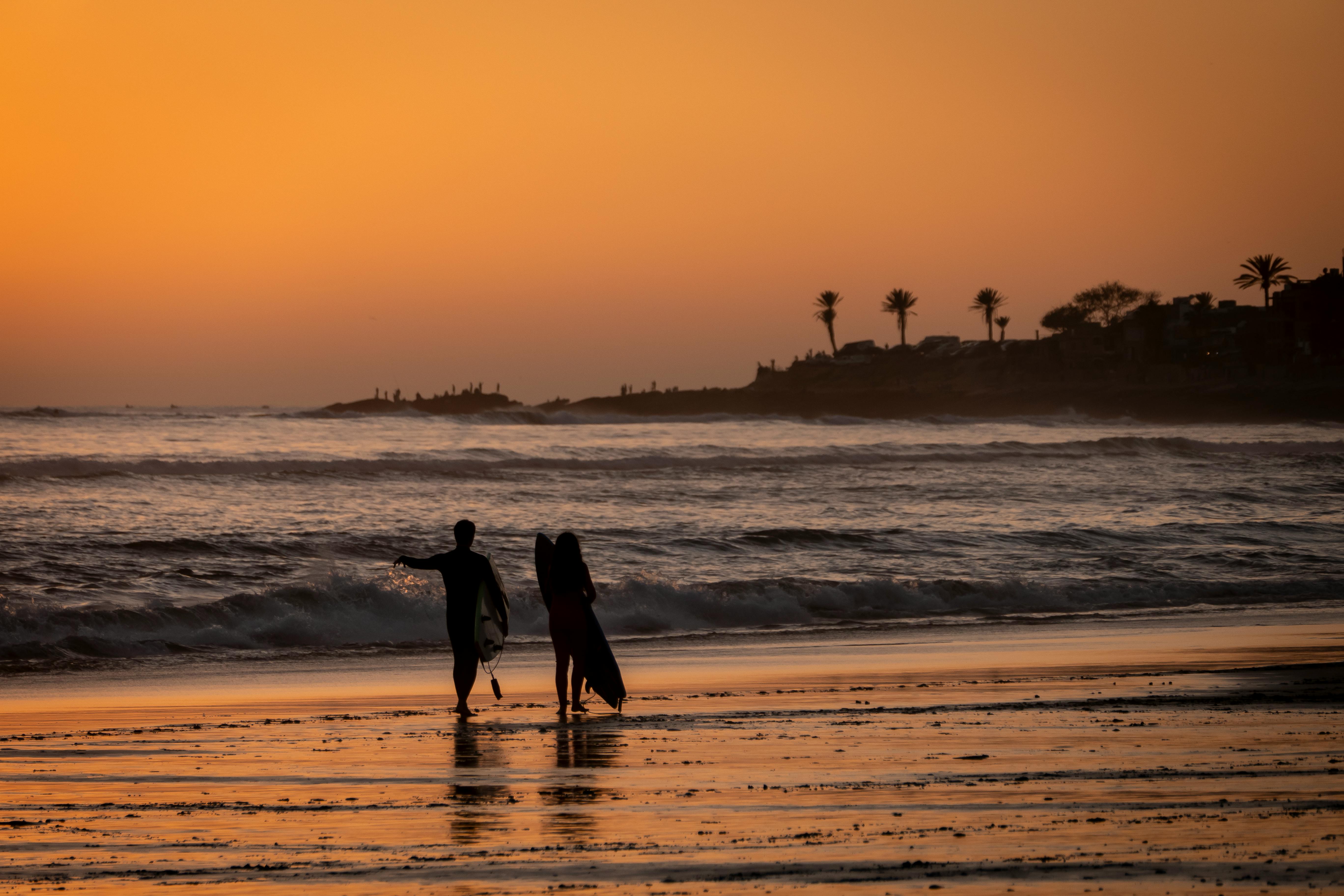 Groupe de surfeurs profitant du style de vie de la plage au Maroc