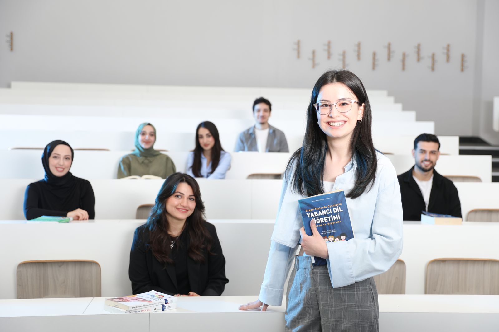 Salle de cours de langue avec étudiants internationaux et tableau