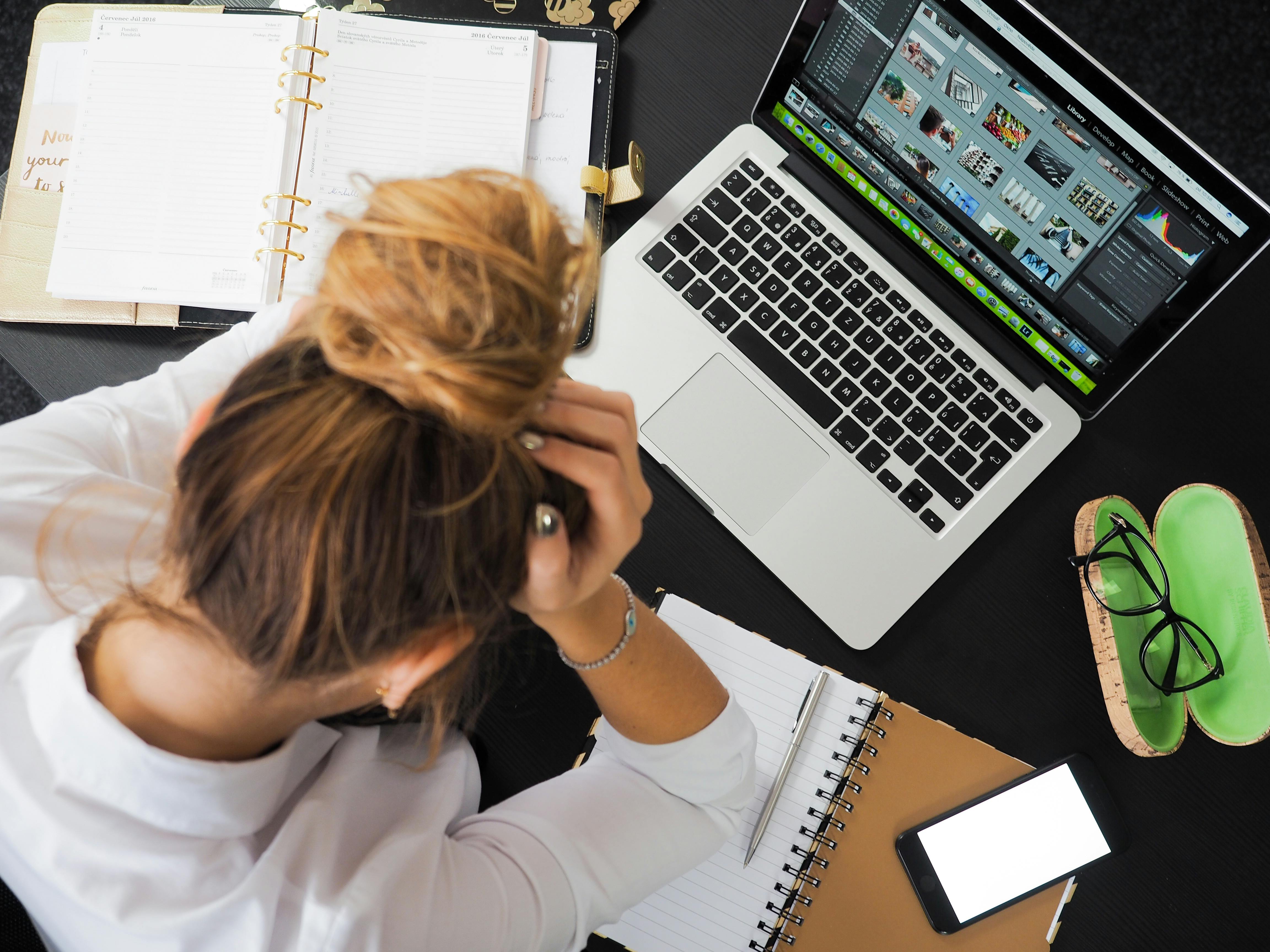 Woman sitting in front of a laptop | Photo: Pexels