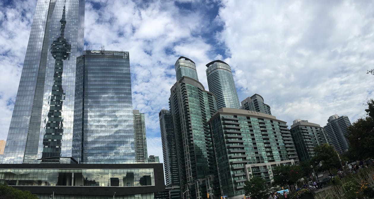無料 曇り空に対する高層ビルのローアングルビュー 写真素材