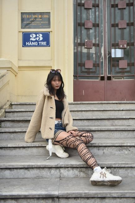 Teddyjacke über Jeansshorts und Netzstrumpfhose, Treppenstufen sind die besten Sitzplätze 🤎
#outfitdestages #tan #jacket #shorts