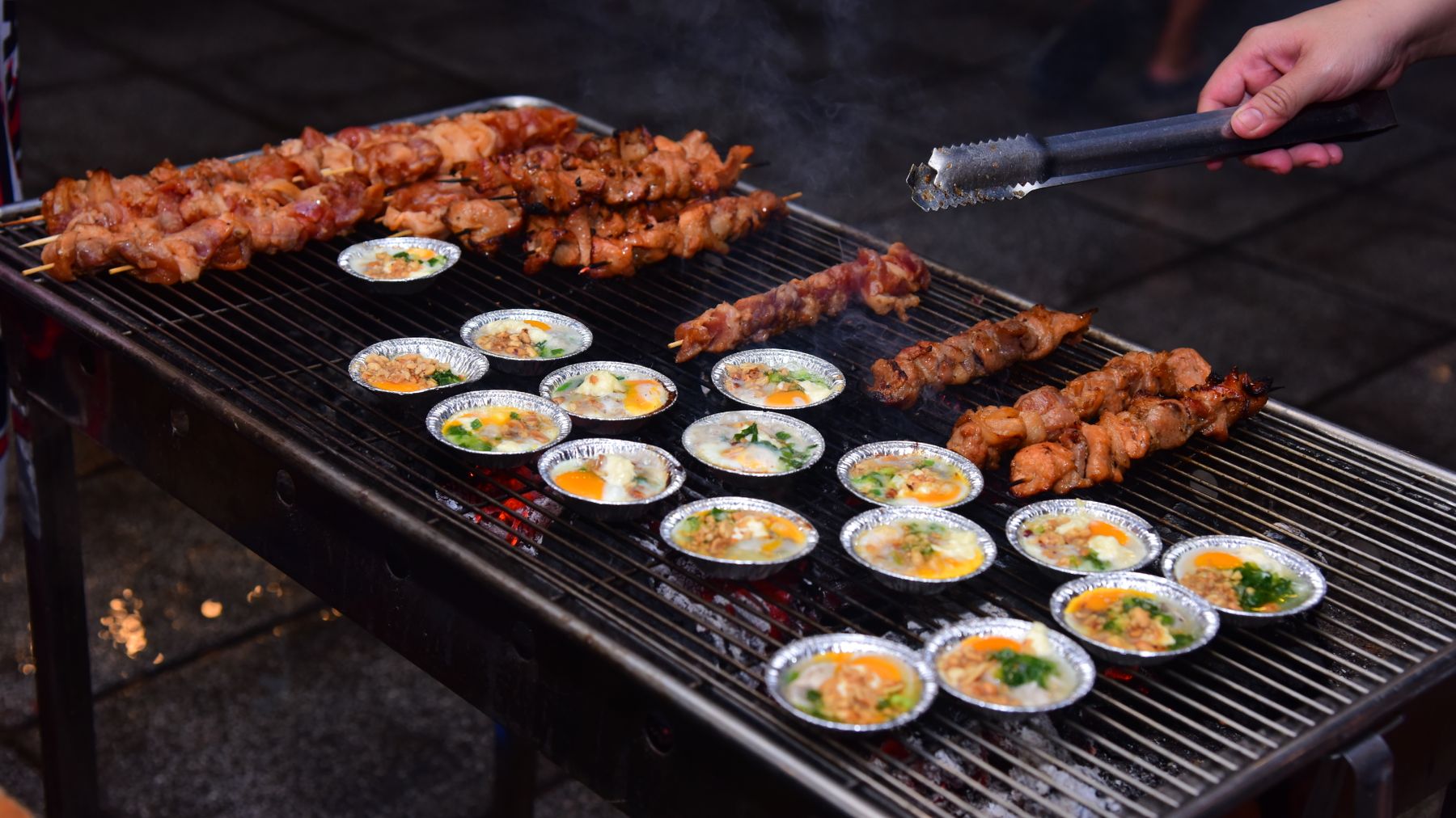 स्वादिष्ट स्ट्रीट फूड BBQ, जिसमें लजीज कबाब और भुने हुए अंडे हैं। एक बेहतरीन पाक आनंद।