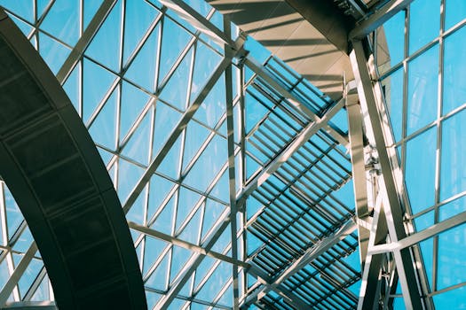 现代建筑采用几何玻璃天花板和钢结构，营造出独特的日光景观