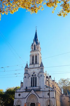 蔚蓝的天空下，哥特式大教堂优雅的立面展现了其引人注目的建筑特色