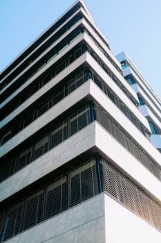 展示当代城市办公楼的现代建筑设计的低角度视图