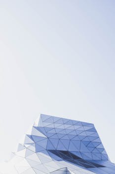 在晴朗的天空下，引人注目的现代建筑展现出几何立面