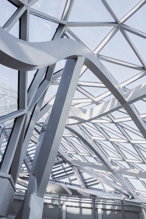 無料 モダンな建物のインテリアの幾何学的なデザインと鉄骨構造とガラスパネルのクローズアップ 写真素材