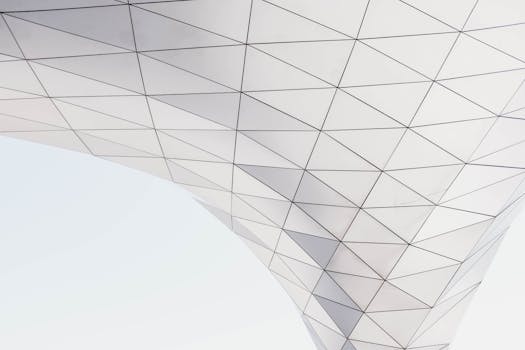 现代几何建筑结构的低角度视图，具有三角形图案