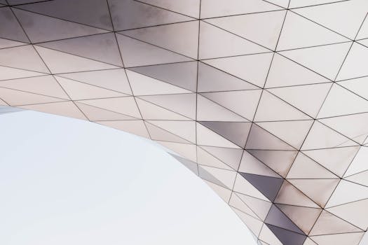 自然光下，抽象的建筑细节展现出三角形的几何图案