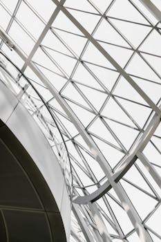 钢铁与玻璃构成的几何天花板展现了现代建筑的优雅