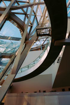 办公室环境中当代几何设计天花板的低角度视图