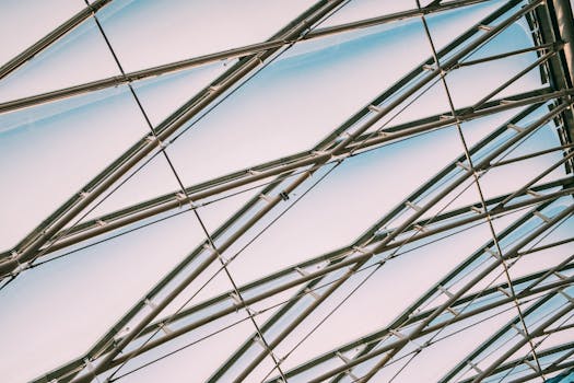 从低角度观看现代建筑的钢与玻璃天花板，呈现几何样式