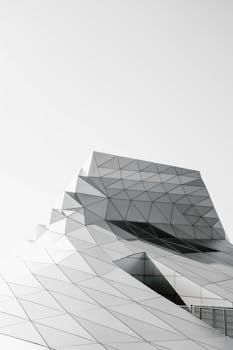 一张黑白照片，展现了一座采用未来主义设计的现代几何建筑