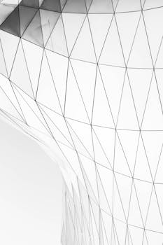 现代玻璃立面的特写，其几何三角形图案展现了当代建筑设计