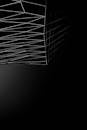 深黑色背景上，现代抽象设计以有角度的白线呈现