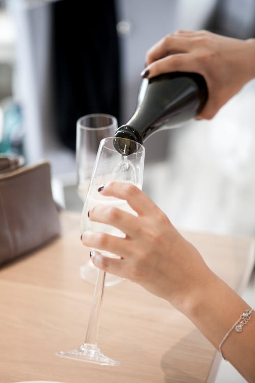 Persoon Die Op Het Punt Staat De Fles In Het Wijnglas Te Gieten