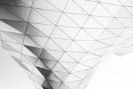 单色抽象建筑结构具有三角形几何图案