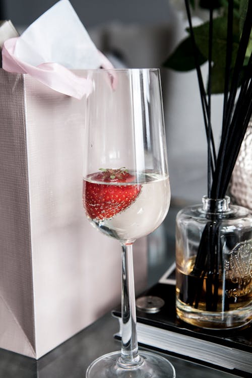бесплатная Прозрачный бокал для вина с клубникой в стекле Стоковое фото