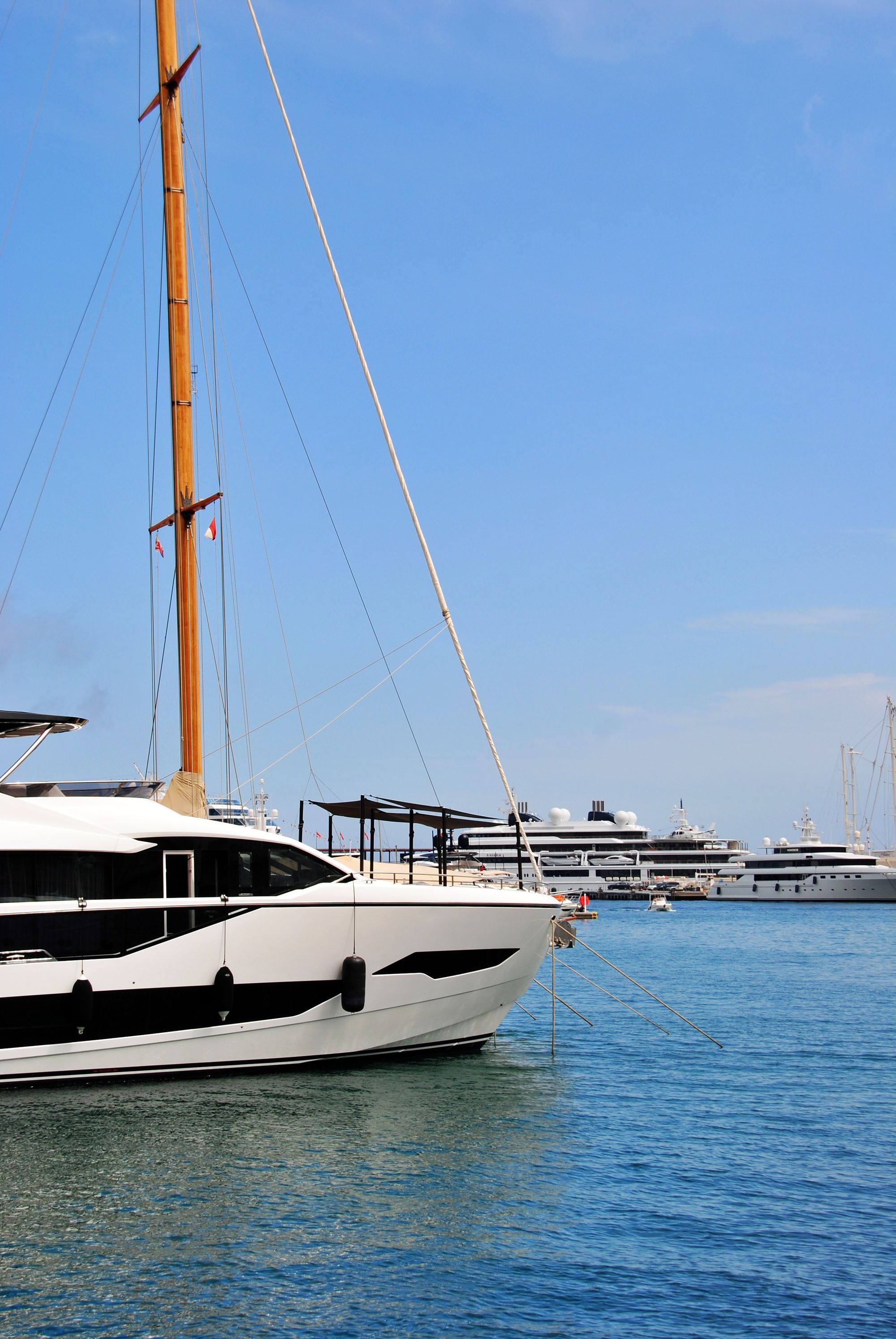 Yachts de luxe dans le port de Monte-Carlo Monaco