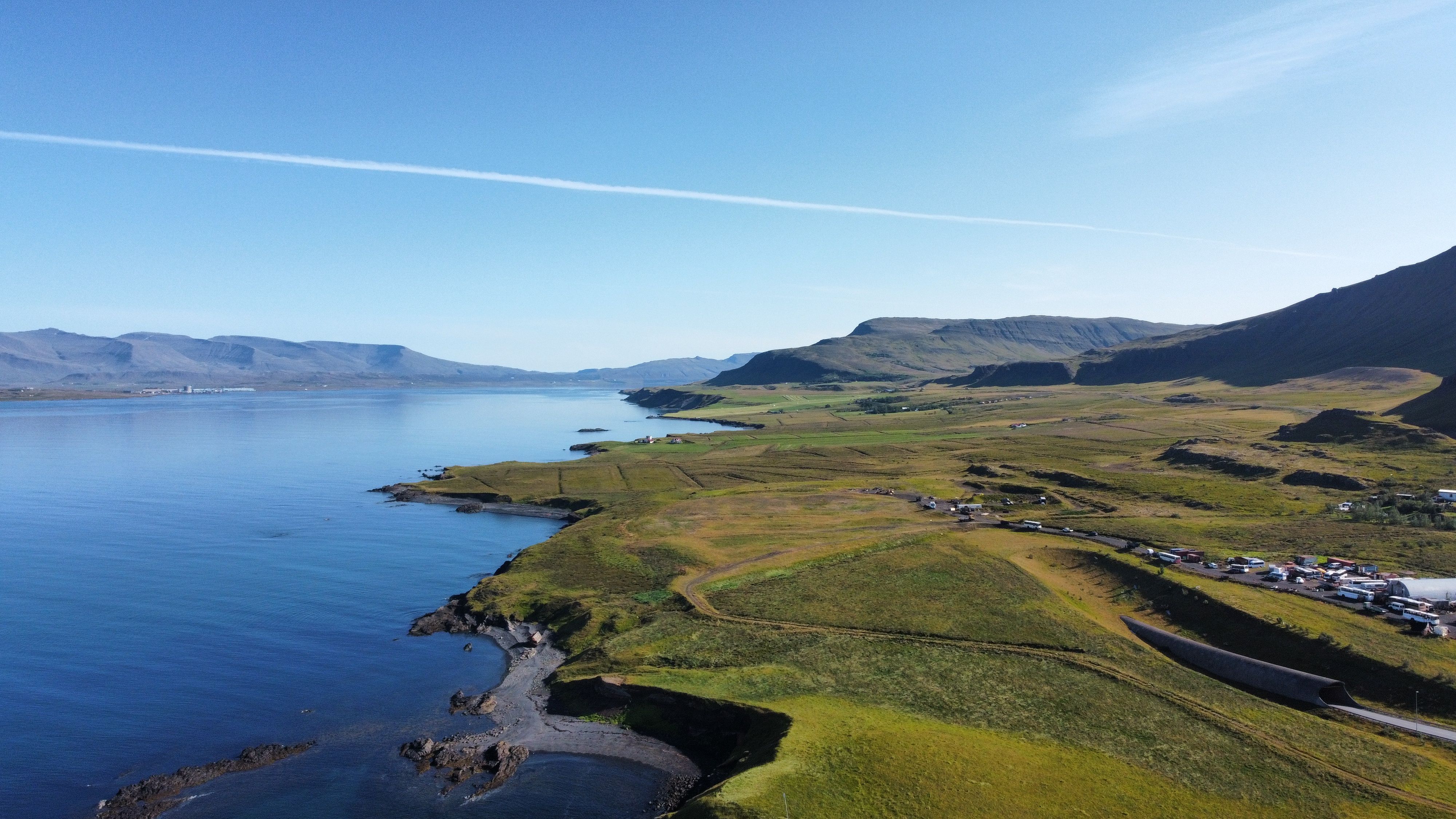 Vuelo a baja altura causa temor: piloto celebró su retiro sobre casas con maniobra no autorizada en Islandia