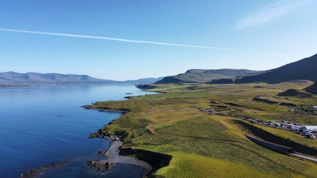 Explore the stunning coastline of Islandia with vibrant landscapes and tranquil waters.